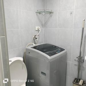 La petite salle de bains est pourvue d'une douche et de toilettes. dans l'établissement Sea Residences Tower E&B - AURUM, à Manille