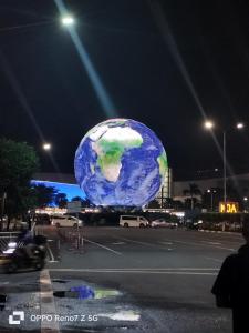 un grand globe sur le côté d'une rue la nuit dans l'établissement Sea Residences Tower E&B - AURUM, à Manille