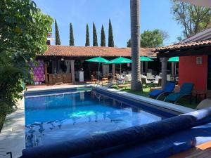 Bazén v ubytování Hotel Casa ixtapan nebo v jeho okolí