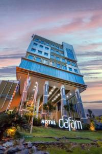 a hotel dublin is shown at dusk at Hotel Dafam Pekalongan in Pekalongan