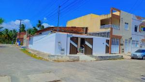 een gebouw aan de straatkant bij Riverside house in Barra dos Coqueiros