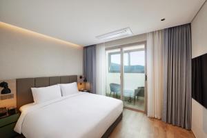 Postel nebo postele na pokoji v ubytování Citadines Connect Hari Busan