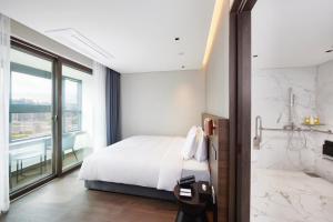 Postel nebo postele na pokoji v ubytování Citadines Connect Hari Busan