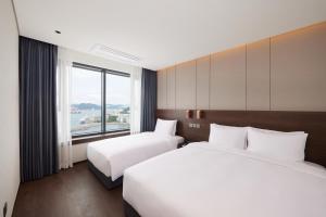 Postel nebo postele na pokoji v ubytování Citadines Connect Hari Busan