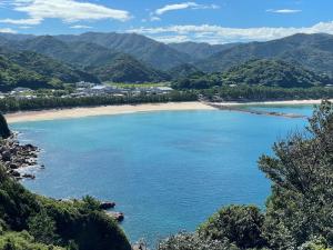 uitzicht op een strand met bergen op de achtergrond bij Guesthouse Tide Pool - Vacation STAY 62386v in Amakusa