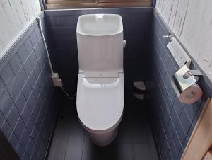 łazienka z białą toaletą w niebieskiej kabinie w obiekcie Guesthouse Tide Pool - Vacation STAY 62386v w mieście Amakusa