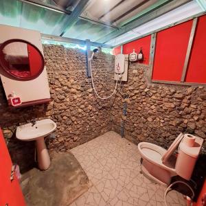 een stenen badkamer met een wastafel en een toilet bij Simple Garden Resort in Ko Pha Ngan