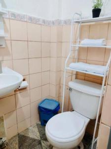ein Bad mit einem WC und einem Waschbecken in der Unterkunft Habitación en Chiclayo in Chiclayo