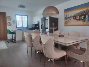 uma cozinha e sala de jantar com mesa e cadeiras em Hermosa Villa en punta cana em Punta Cana