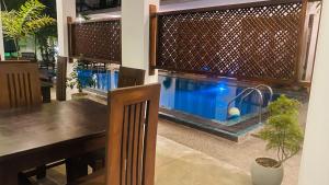 uma piscina no meio de uma sala de jantar com uma mesa em Bienvenido Cozy Marker em Matara