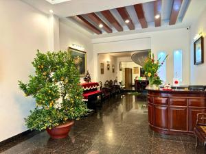 un grand hall avec un arbre de Noël au milieu dans l'établissement Red Building - Hotel - Hà Nội, à Hanoï