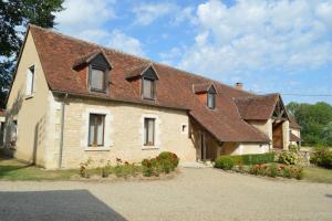 ein großes weißes Haus mit rotem Dach in der Unterkunft Les Essarts pour 10+6 personnes sur 2 maisons in Châtillon-sur-Indre