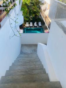 uma escada que conduz a uma piscina num edifício em Bienvenido Cozy Marker em Matara