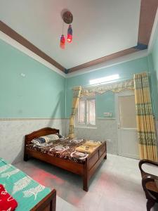 Homestay Xuân Mai في كوانج نجاي: غرفة نوم بسرير في غرفة