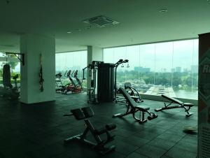 um ginásio com equipamento cardiovascular num edifício em Plaza at Kelana Jaya By Kenangan Home 2 Bedroom Balcony em Petaling Jaya