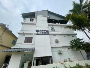 Dona Residency في نيدومباسيري: مبنى ابيض عليه لافته