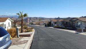 una calle vacía en un barrio residencial con casas en Not Vegas, But Close Enough, en Boulder City