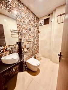 baño con 2 lavabos y aseo en Hotel Rama, Top Rated and Most Awarded Property In Haridwar en Haridwār