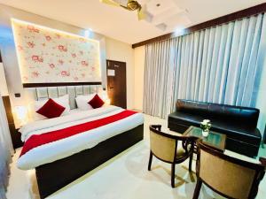 1 Schlafzimmer mit einem Bett und einem Schreibtisch sowie einem Bett der Marke sidx sidx sidx. in der Unterkunft Hotel Rama, Top Rated and Most Awarded Property In Haridwar in Haridwar