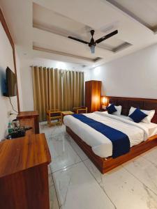 1 dormitorio con 1 cama grande y escritorio en Hotel DC Hills Rishikesh en Rishīkesh