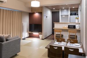 Una cocina o cocineta en 心斎橋-道頓堀の宿 ー南海難波徒歩10分以内