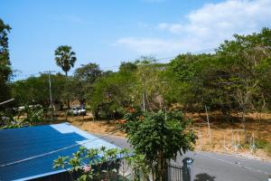 a view of a yard with a pool and trees at Jungle House Kep 2 in Phumĭ Ŏng Char