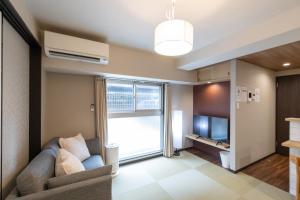 Una televisión o centro de entretenimiento en 心斎橋-道頓堀の宿 ー南海難波徒歩10分以内