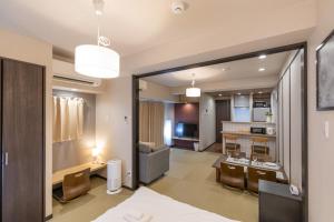 Una cama o camas en una habitación de 心斎橋-道頓堀の宿 ー南海難波徒歩10分以内