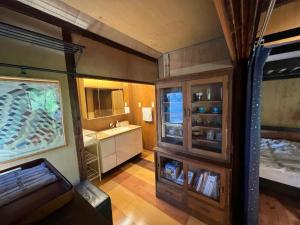 een kamer met een keuken met een wastafel en een aanrecht bij SUMITSUGU HOUSE East in Kumamoto