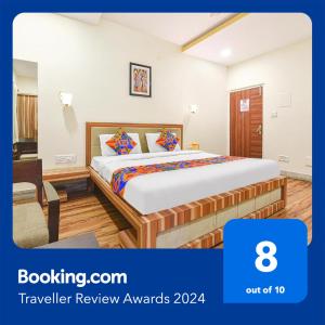 een hotelkamer met een bed in een kamer bij FabHotel Royal Icon in Udaipur