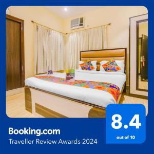 ein Hotelzimmer mit einem Bett in einem Zimmer in der Unterkunft FabHotel Aayash in Kalkutta
