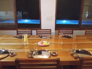 Shantitheeram Ayurveda Lakeside Heritage Resort في أليبي: طاولة خشبية عليها صحن من الطعام