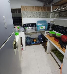 eine kleine Küche mit einer Spüle und einer Theke in der Unterkunft Cabaña Moñitos cerca al mar e Isla Fuerte in Moñitos