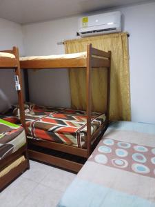2 Etagenbetten in einem kleinen Zimmer mit in der Unterkunft Cabaña Moñitos cerca al mar e Isla Fuerte in Moñitos