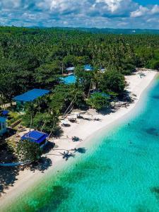 eine Luftansicht auf einen Strand im Meer in der Unterkunft Durhan White Beach Resort in Tabuelan