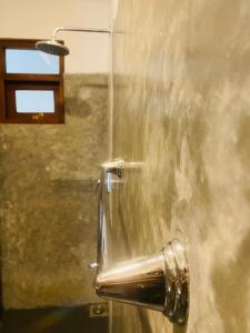 um chuveiro com água a sair de uma parede em Bienvenido Cozy Marker em Matara