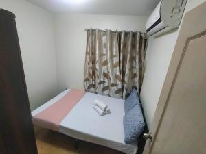 Postel nebo postele na pokoji v ubytování Kara's Suite
