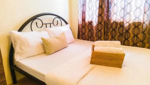Postel nebo postele na pokoji v ubytování Kara's Suite