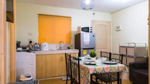 Kuchyň nebo kuchyňský kout v ubytování Kara's Suite