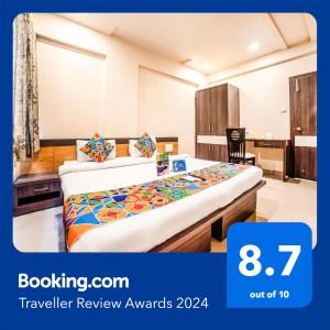 una camera d'albergo con letto e scrivania di FabHotel Imperio Baner a Pune