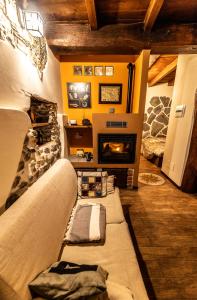 salon z kanapą i kominkiem w obiekcie Rustico Verginate 2 w mieście Bellano