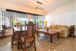 - un salon avec un canapé et une table dans l'établissement Family villa with garden next to the beach, à Mijas