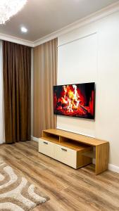 ЖК Amir في ألماتي: غرفة معيشة مع تلفزيون بشاشة مسطحة على جدار