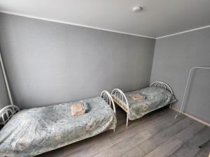 um quarto com duas camas num quarto em Квартира em Balkhash
