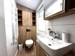 ein Badezimmer mit Waschbecken und Toilette in der Unterkunft Ostseecamp Ostseewind in Scharbeutz + 33 Fotos