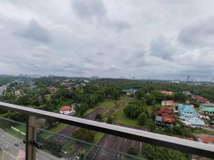 uma vista para a cidade a partir de uma varanda em Sweet Home 暖居 Danga Bay CountryGarden em Johor Bahru
