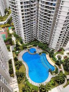 een uitzicht over een zwembad in het midden van hoge gebouwen bij Sweet Home 暖居 Danga Bay CountryGarden in Johor Bahru
