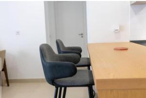 una fila de sillas sentadas junto a una mesa en Riviera residence by T T P, en Accra