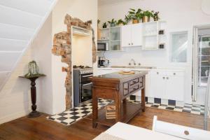 A kitchen or kitchenette at 'Sweet Caroline' A Classic Newcastle Hideaway