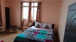 - une chambre avec un lit et une fenêtre dans l'établissement Laskus , Darjeeling, à Darjeeling